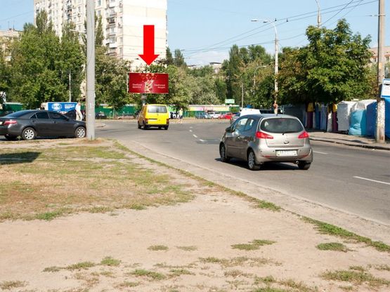 Фото рекламной плоскости по адресу Свободы пр. / Порика ул., возле рынка "Виноградарский", супермаркета "Фокстрот", разделитель, в сторону ул. Светлицкого