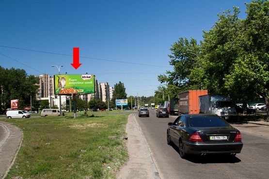 Фото рекламной плоскости по адресу Свободы пр. / Порика ул., возле рынка "Виноградарский", супермаркета "Фокстрот", разделитель, в сторону Гонгадзе пр. (бывш. Советской Украины ул.)