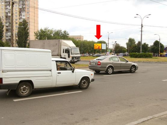 Фото рекламної площини за адресою Свободы пр. / Порика ул., возле рынка "Виноградарский", супермаркета "Фокстрот", разделитель, в сторону Правды пр.