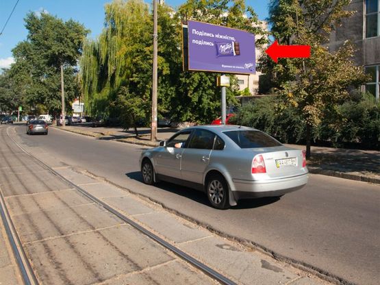 Фото рекламної площини за адресою Глубочицкая ул. / Швейная фабрика "Дана", в сторону Нижний Вал ул.