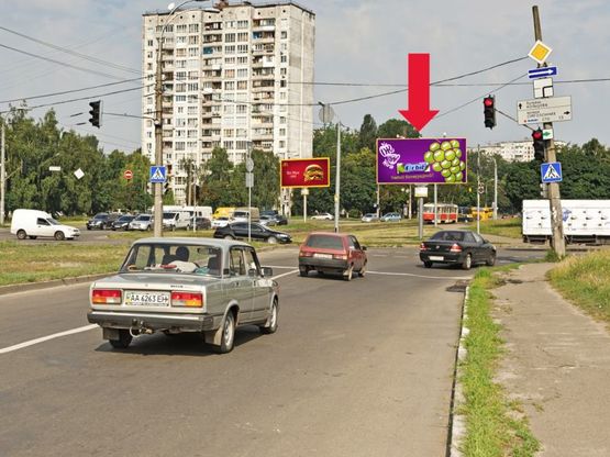 Фото рекламной плоскости по адресу Семьи Сосниных ул. / Симиренка ул., разделитель, возле ТРЦ "Караван", рынка, в сторону Курбаса пр.