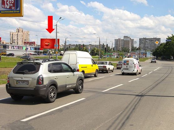 Фото рекламной плоскости по адресу Семьи Сосниных ул. / Симиренка ул., разделитель, возле ТРЦ "Караван", рынка, в сторону Желудева ул.