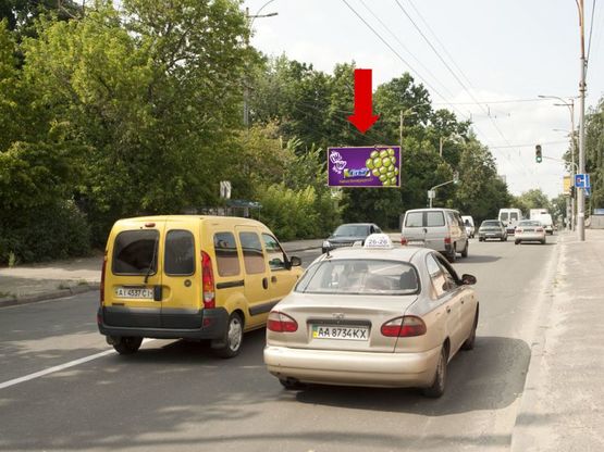 Фото рекламної площини за адресою Святошинская ул., 25 / Святошинский пер., светофор, в сторону Победы пр.