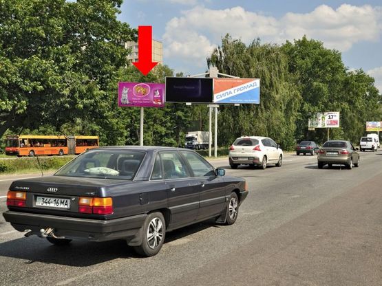 Фото рекламної площини за адресою Кольцевая дорога / Лятошинского ул., разделитель, возле супермаркетов "METRO", "Эпицентр", в сторону Одесская пл.