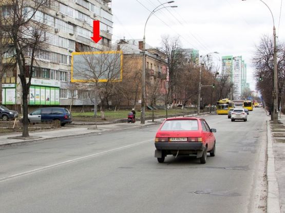 Фото рекламної площини за адресою Вышгородская ул., 29/1, на светофоре, в сторону пр-т Правды