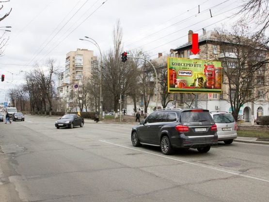 Фото рекламной плоскости по адресу Вышгородская ул., 18/2, на светофоре, в сторону пр-т Правды