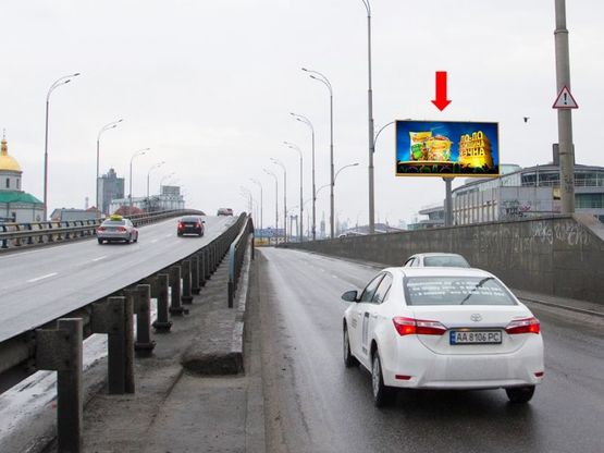 Фото рекламной плоскости по адресу Набережно-Крещатицкая ул., 18, из центра