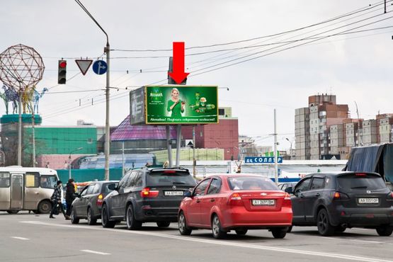 Фото рекламной плоскости по адресу Оболонский пр., ст. м. "Оболонь", разделитель, в сторону ж/м "Оболонские Липки", на светофоре