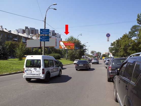 Фото рекламной плоскости по адресу Дегтяревская ул., 42, разделитель, возле АЗС "Amic", офиса "Киевстар", в сторону Победы пр.