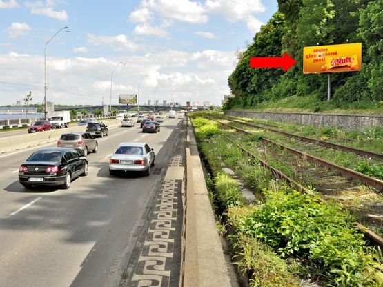 Фото рекламної площини за адресою Набережное шоссе, 800 м до моста метро (справа), в сторону ст. м. "Днепр"