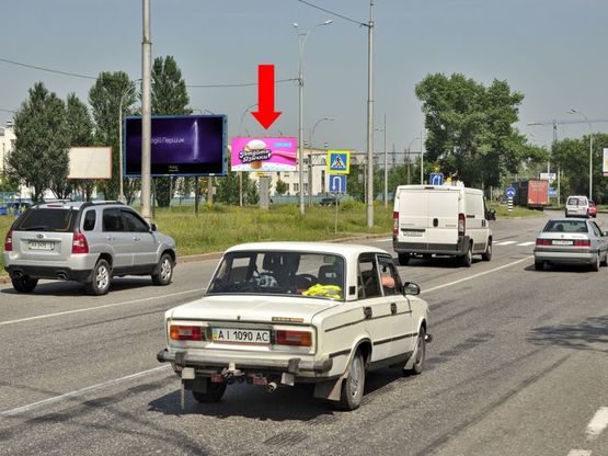 Фото рекламної площини за адресою Заболотного ул. / Пироговский путь ул. (бывш. Краснознаменная ул.), АЗС "Amic", разделитель, в сторону ТРЦ "ART Mall", Столичное шоссе