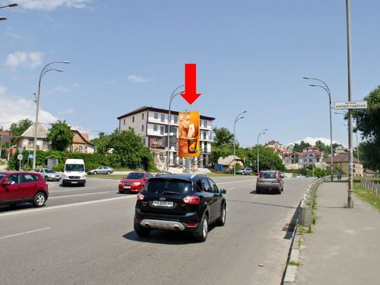 Фото рекламної площини за адресою Кировоградская ул., 114, разделитель, в сторону Гринченка ул.