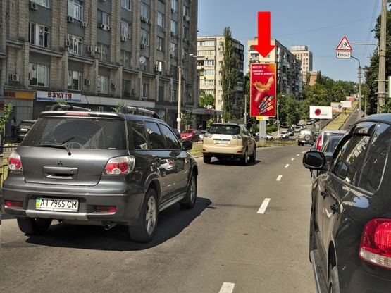 Фото рекламной плоскости по адресу Василевской ул., 6, разделитель, в сторону Дегтяревская ул.