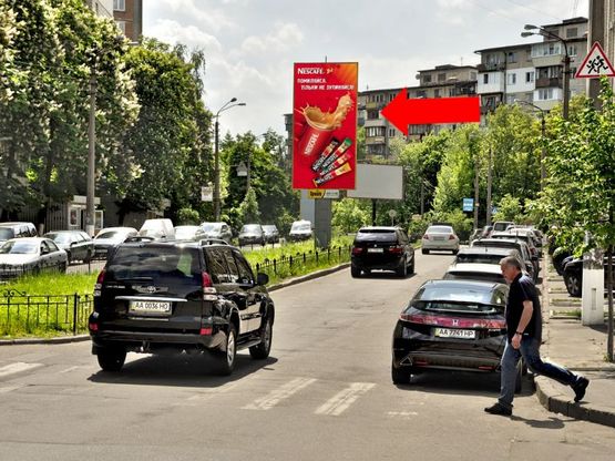 Фото рекламной плоскости по адресу Василевской ул., 6, разделитель, в сторону Победы пр.
