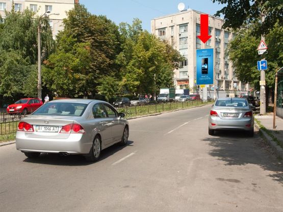 Фото рекламной плоскости по адресу Василевской ул., 5, разделитель, в сторону Дегтяревская ул.