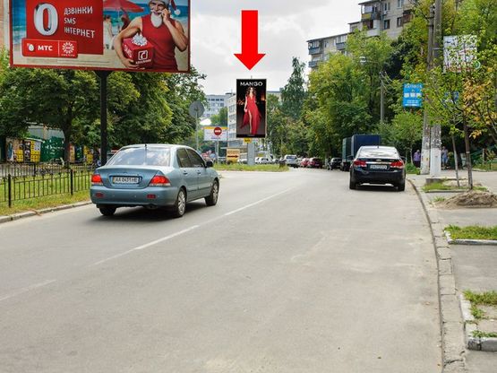 Фото рекламной плоскости по адресу Василевской ул., 5, разделитель, в сторону Победы пр.