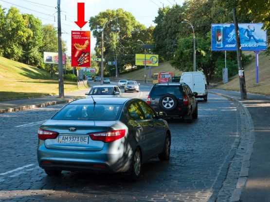 Фото рекламной плоскости по адресу Подольский спуск, 200м от Овручская ул., в сторону Кирилловская ул. (бывш. Фрунзе ул.)
