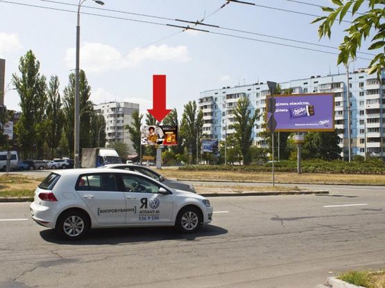 Фото рекламной плоскости по адресу Иорданская ул. (бывш. Гавро ул.) / Архипенка ул. (бывш. Залки ул.), клумба, в сторону Оболонская пл.