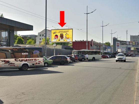 Фото рекламної площини за адресою Кирпы ул., 5, супермаркет "Novus", напротив Южного вокзала, в сторону Воздухофлотский пр.