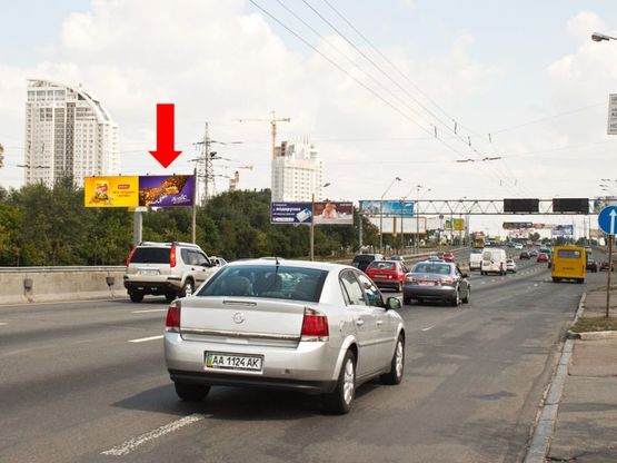 Фото рекламной плоскости по адресу Бандеры пр. (бывш. Московский пр.), 400м от развязки с Героев Сталинграда пр., правый, в сторону мост Московский