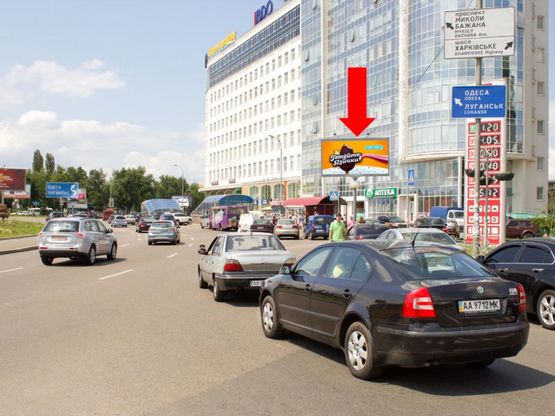 Фото рекламной плоскости по адресу Харьковская пл., возле выхода из ст. м. "Бориспольская", в сторону Харьковское шоссе