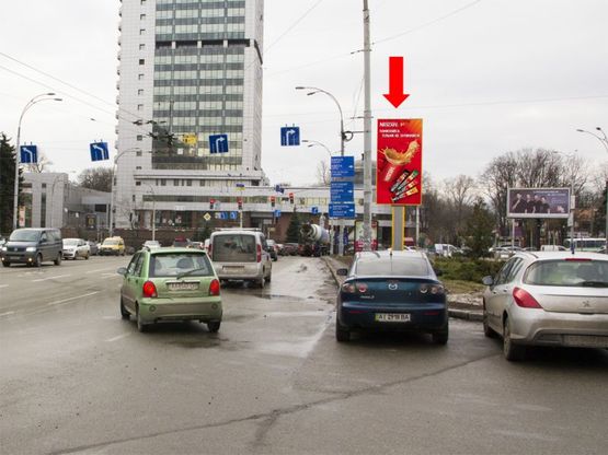 Фото рекламной плоскости по адресу Липковского ул. (бывш. Урицкого ул.) / ул. Соломенская, Соломенская пл., на светофоре