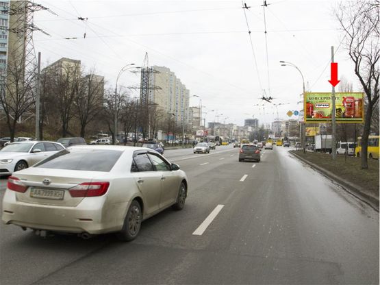 Фото рекламної площини за адресою Правды пр., 165 м от ул. Н. Ужвий, разделитель, в сторону пр. Свободы