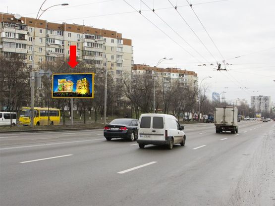 Фото рекламной плоскости по адресу Правды пр., 165 м от ул. Н. Ужвий, разделитель, в сторону ул. Вышгородской, ТРЦ "Караван"