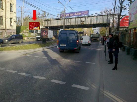 Фото рекламной плоскости по адресу Черновола пр. / Кулиша ул. / Под Дубом ул., перед ж/д мостом, на светофоре, из центра