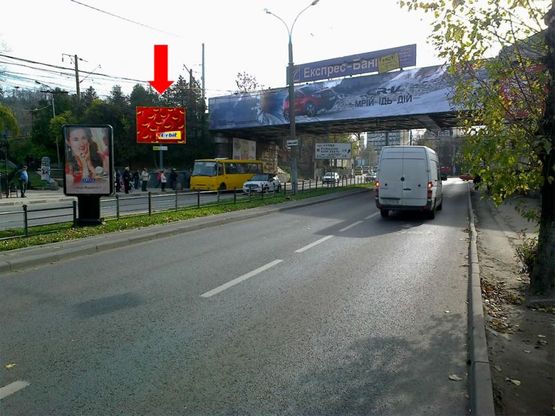 Фото рекламной плоскости по адресу Черновола пр. / Кулиша ул. / Под Дубом ул., перед ж/д мостом, на светофоре, в центр
