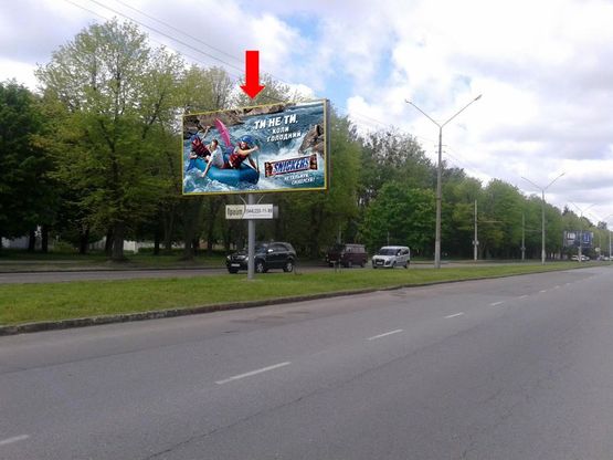 Фото рекламной плоскости по адресу Научная ул., 3, в сторону ул. Кульпарковской, разделитель