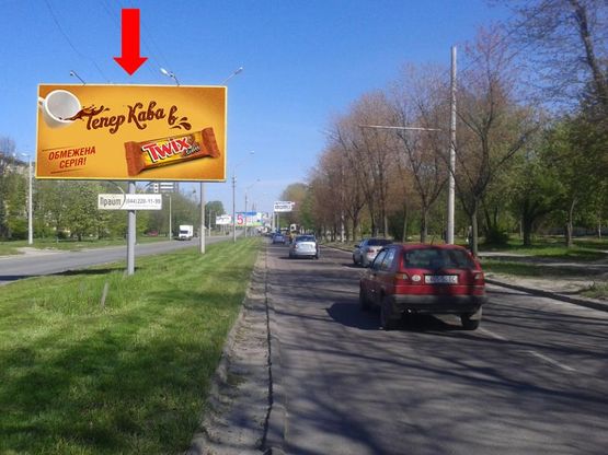 Фото рекламной плоскости по адресу Научная ул., 3, в сторону ул. Стрыйской, разделитель