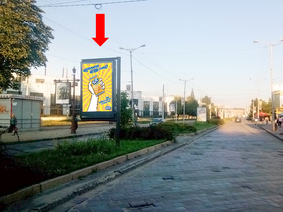 Фото рекламной плоскости по адресу Черновицкая ул. / Привокзальная пл., разделитель, в центр