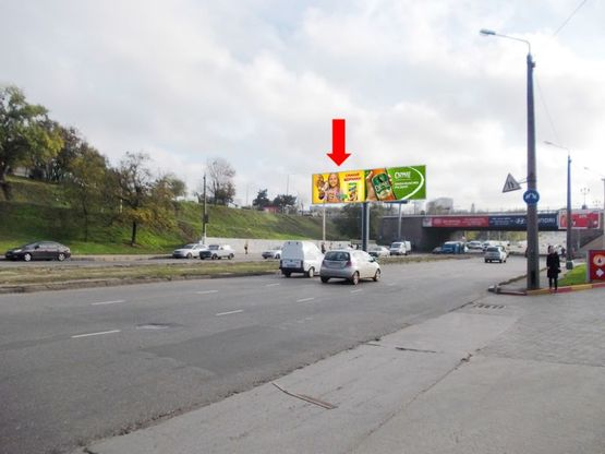 Фото рекламной плоскости по адресу Балковская ул. 54 / ул. Грушевского, разделитель, к мосту, заправка "Катрал", в сторону ул. Грушевского, левый