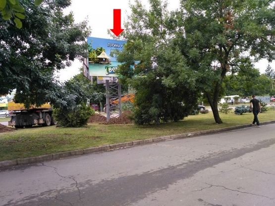 Фото рекламной плоскости по адресу Капушанская ул. - ул. Бабяка, в сторону магазина "Веллмарт"