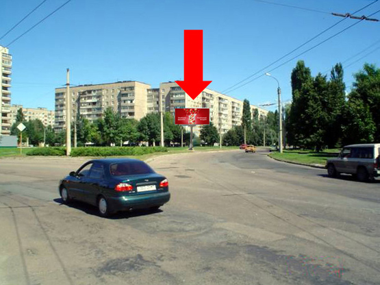 Фото рекламной плоскости по адресу Сумгаитская ул. / 30-летия Победы ул., возле супермаркета "Эпицентр", разделитель