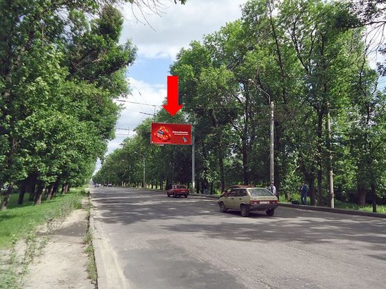 Фото рекламной плоскости по адресу Московский пр., ст. м. "Индустриальная" (бывш. ст. м. "Пролетарская"), возле ТЦ "Класс", супермаркетов "Comfy", "Восторг", из центра (флажок)