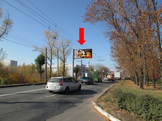 Фото рекламной плоскости по адресу Московский пр., ст. м. "Индустриальная" (бывш. ст. м. "Пролетарская"), возле ТЦ "Класс", супермаркетов "Comfy", "Восторг", в центр (флажок)