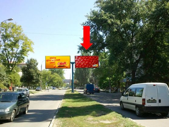 Фото рекламной плоскости по адресу Университетская ул. (бывш. 40-летия Октября ул.), 120 / 28-ой Армии ул., разделитель, к ТРЦ "Фабрика", из центра, правый