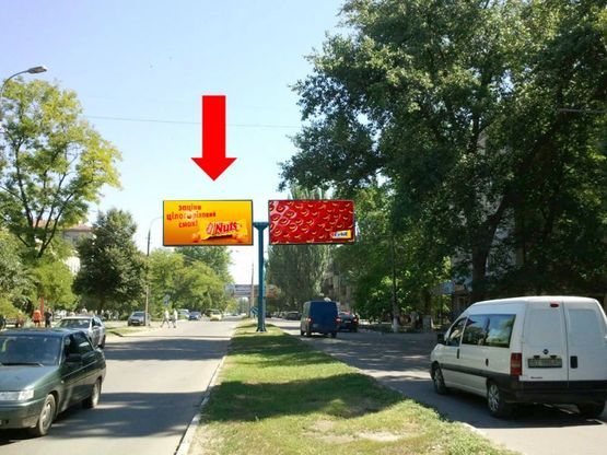 Фото рекламной плоскости по адресу Университетская ул. (бывш. 40-летия Октября ул.), 120 / 28-ой Армии ул., разделитель, к ТРЦ "Фабрика", из центра, левый