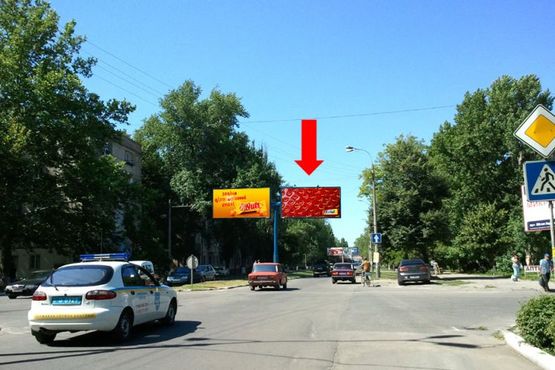 Фото рекламної площини за адресою Университетская ул. (бывш. 40-летия Октября ул.), 120 / 28-ой Армии ул., разделитель, в центр, правый