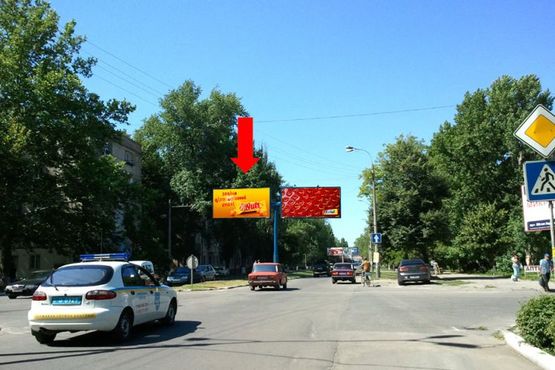 Фото рекламной плоскости по адресу Университетская ул. (бывш. 40-летия Октября ул.), 120 / 28-ой Армии ул., разделитель, в центр, левый