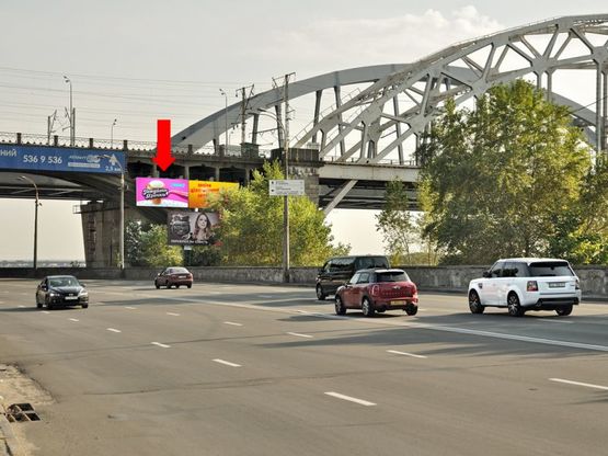 Фото рекламной плоскости по адресу Днепровская Набережная / мост Дарницкий, светофор, в сторону Бажана пр., левая