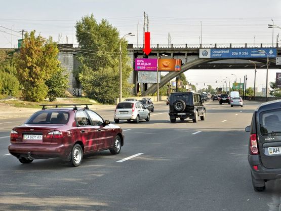 Фото рекламной плоскости по адресу Днепровская Набережная / мост Дарницкий, светофор, в сторону Бажана пр., левая