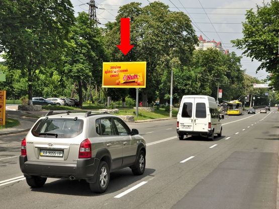 Фото рекламної площини за адресою Вышгородская ул., 45, возле ЖК "Паркове місто", в сторону Шевченка пл.