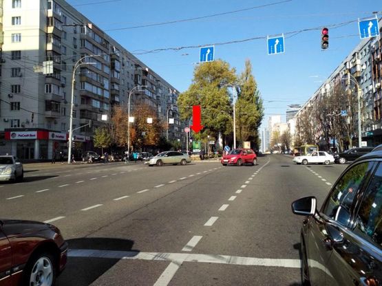 Фото рекламной плоскости по адресу Украинки бул., 24 / Алмазова ул. (бывш. Кутузова ул.), разделитель, ст. м. "Печерская", на светофоре, в центр