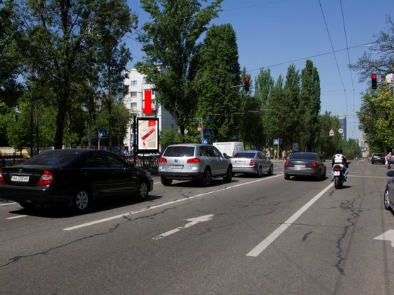 Фото рекламной плоскости по адресу Украинки бул., 13 / Новогоспитальная ул. (бывш. Щорса пер.), на светофоре, в сторону ул. Крещатик