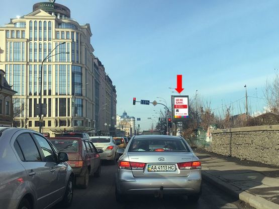 Фото рекламної площини за адресою Набережно-Крещатицкая ул.- ул. Верхний Вал, на светофоре, из центра