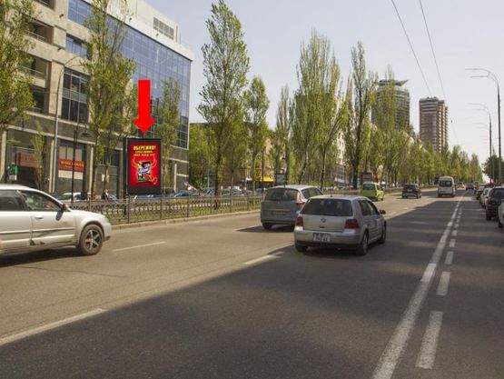 Фото рекламной плоскости по адресу Украинки бул., 6, в сторону пл. Л. Украинки