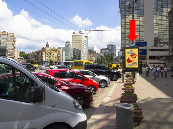 Фото рекламной плоскости по адресу Победы пл., 3, возле универмага "Украина", в сторону бул. Шевченко